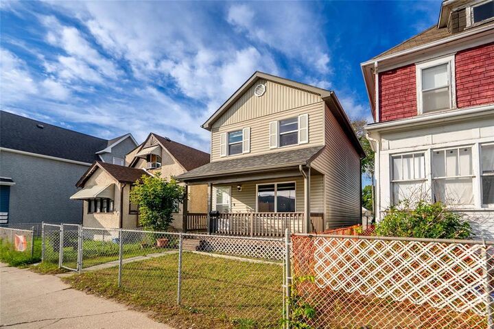 Property Photo:  569 Mountain Avenue  MB R2W 1K8 