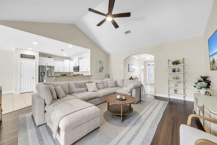 Property Photo: 163 Camellia Court FL 32439