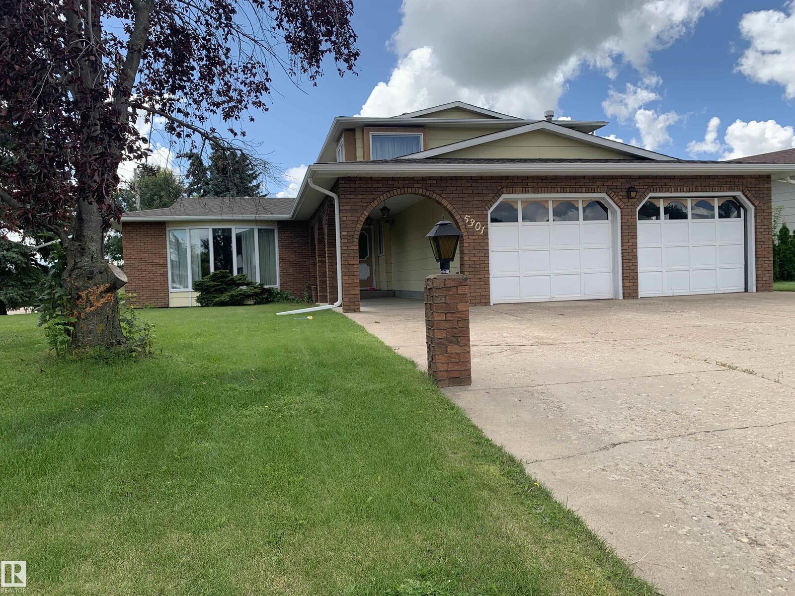 Property Photo:  5301 48 Ave  AB T9C 1N1 