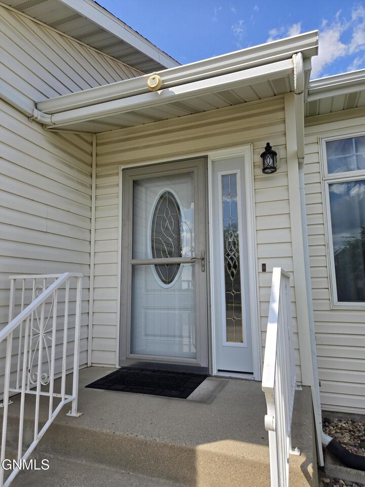 Property Photo:  822 Interstate Avenue W  ND 58503 