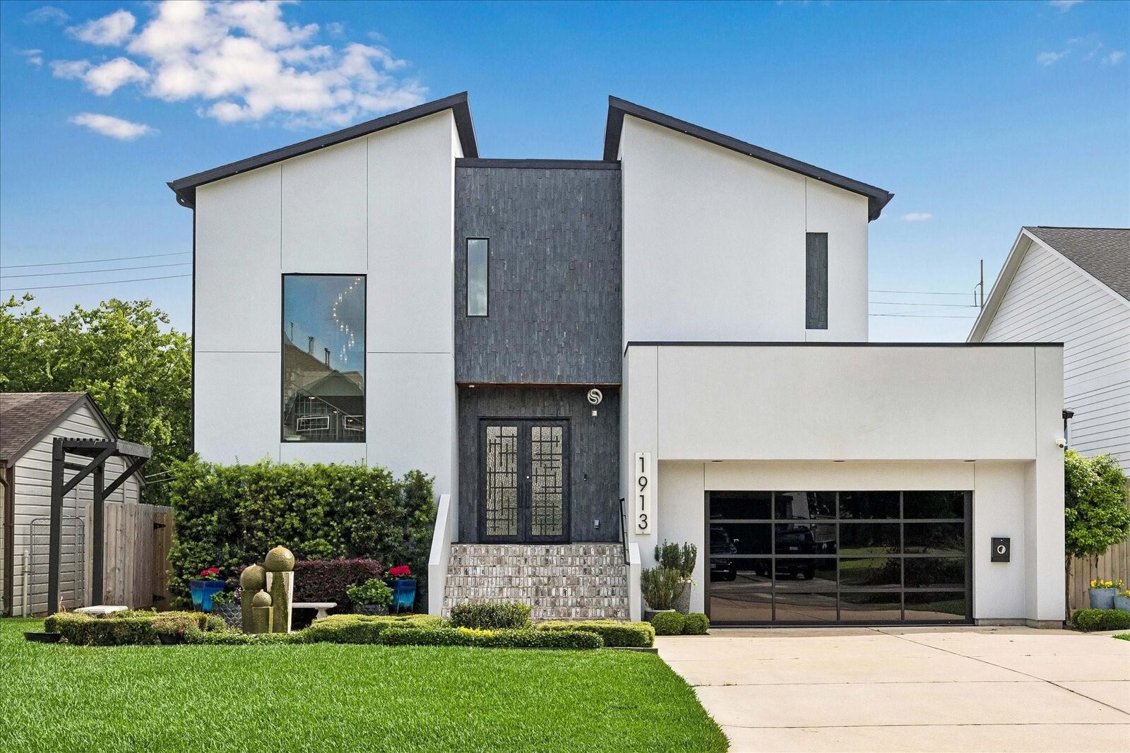 Property Photo: 1913 Du Barry Lane TX 77018