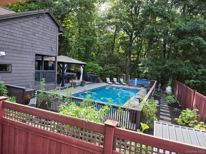 Property Photo:  11 Coach Hill Drive Danbury, Ct  CT 06811 