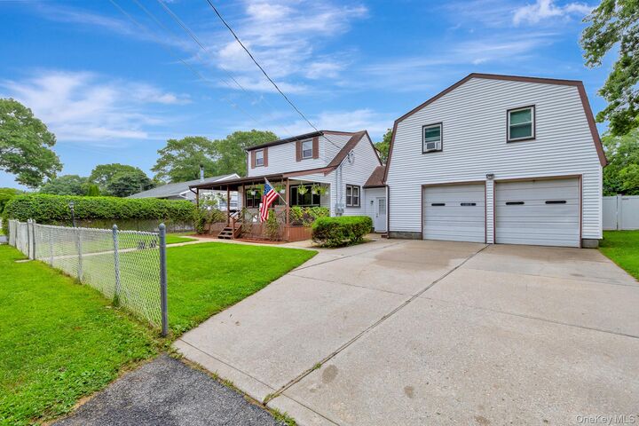 Property Photo:  46 Pentmoor Drive  NY 11950 