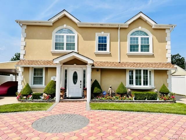 Property Photo:  626 W Wyngate Drive W  NY 11580 