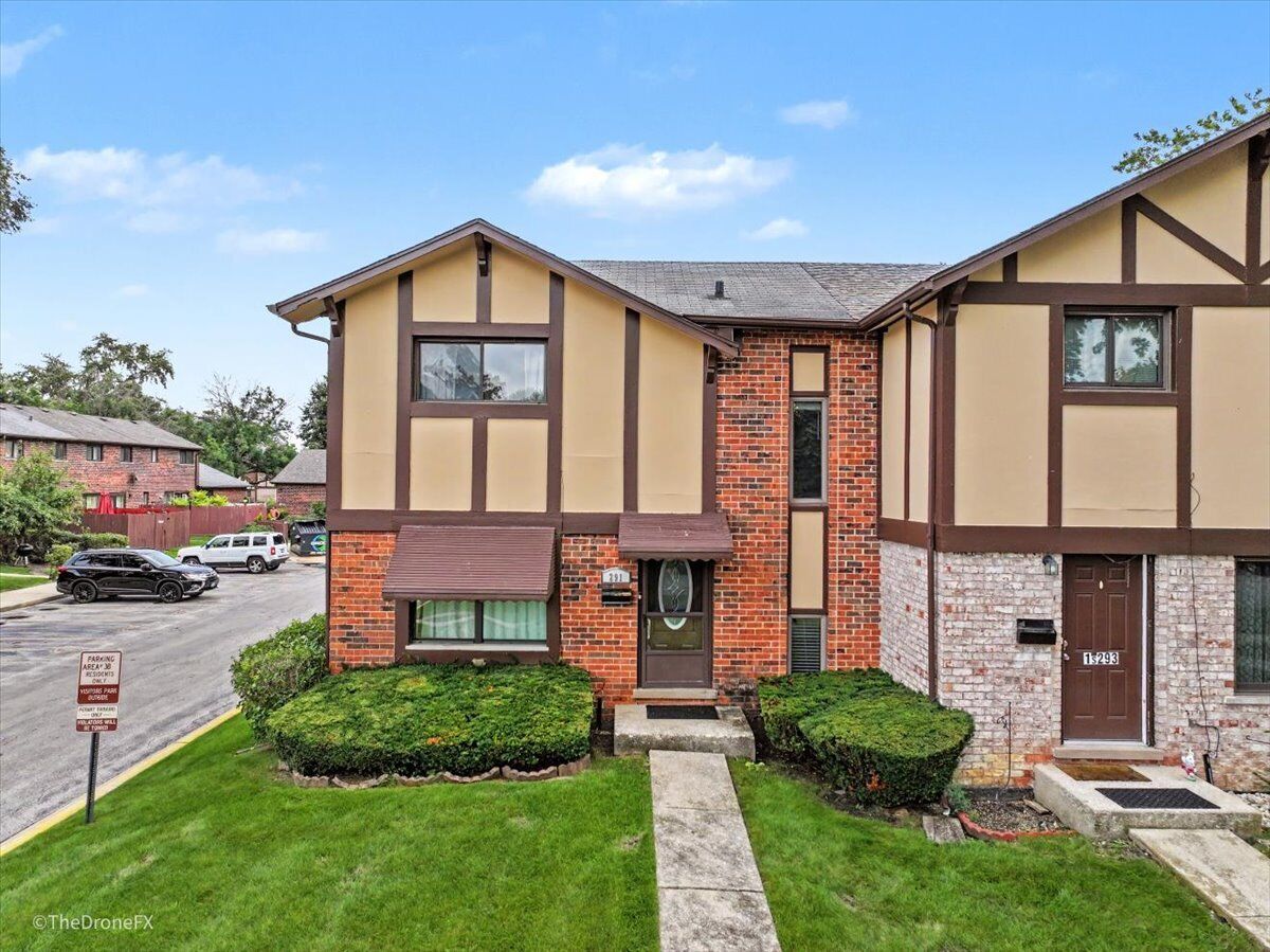 Property Photo:  1S291 Michigan Avenue  IL 60181 