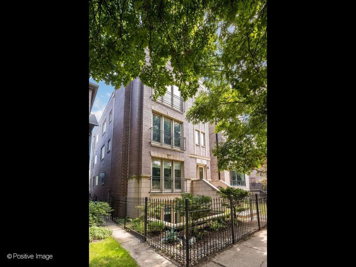 Property Photo: 3417 N Bosworth Street 2 IL 60657