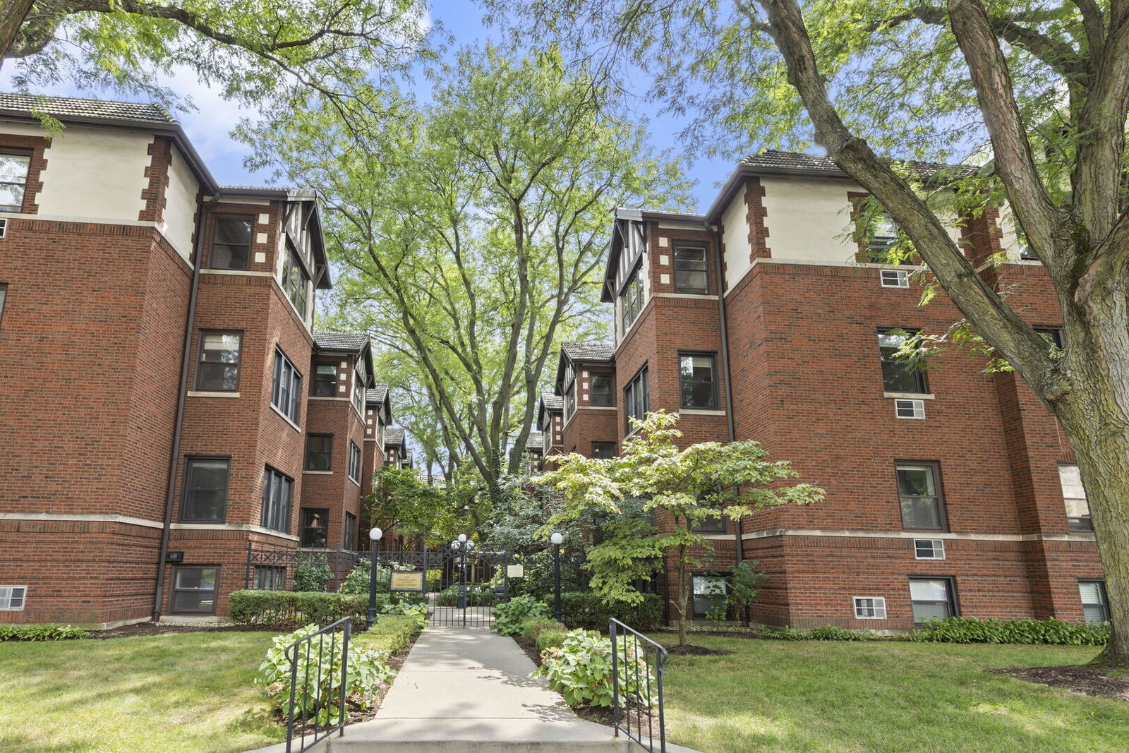 Property Photo: 821 Lake Street 2S IL 60301