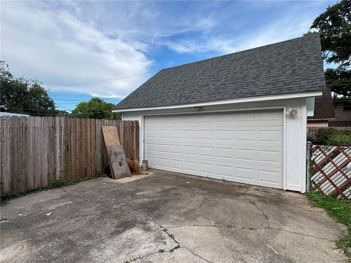 Property Photo:  2020 Easter Lane  LA 70114 