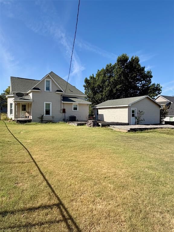 Property Photo:  303 E 5th Street  TX 75078 