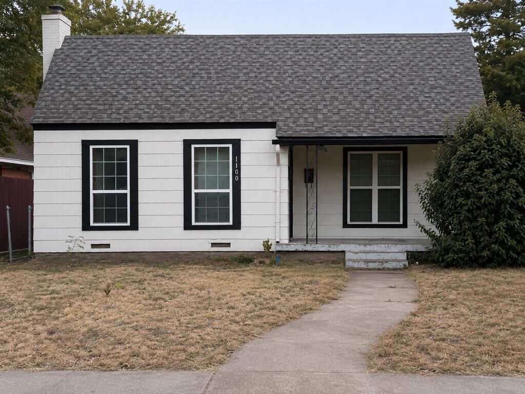 Property Photo: 1100 W Waggoman Street TX 76110