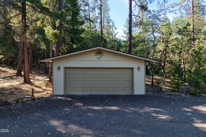 Property Photo: 2579 Old Ferry Road OR 97539