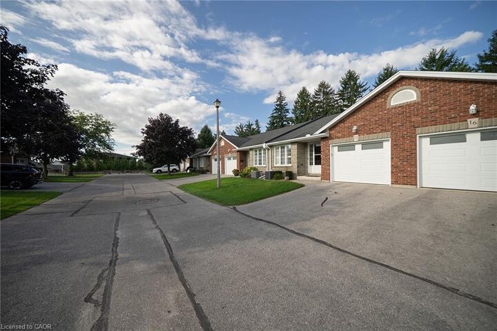 Property Photo: 150 Oak Street 17 ON N3Y 5M5