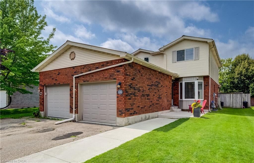 Property Photo:  102 William Street N  ON N0B 2R0 