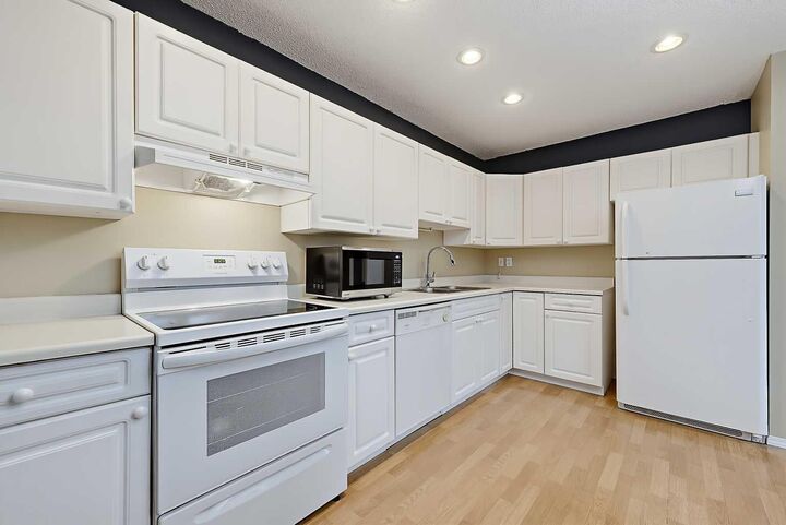 Property Photo:  3620 51 Street SW 15  AB T3E 6N7 