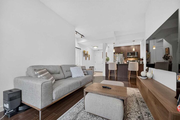 Property Photo:  108 25 Avenue SW 402  AB T2S 0K9 