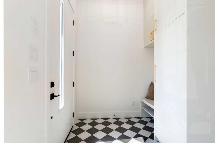 Property Photo:  528 52 Avenue SW  AB T2V 0B2 