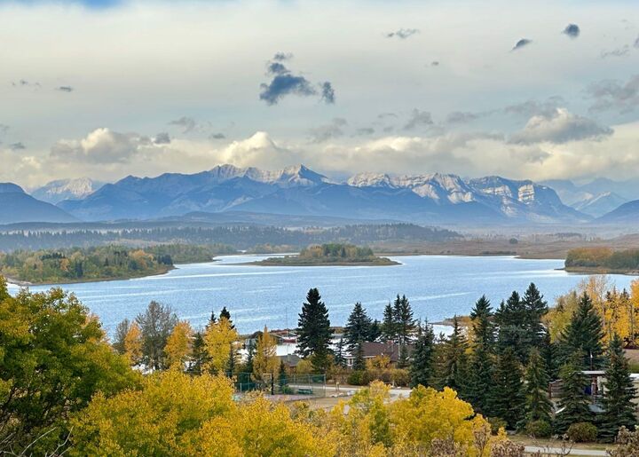 Property Photo:  405 Ghost Lake Village  AB T4C 1B2 