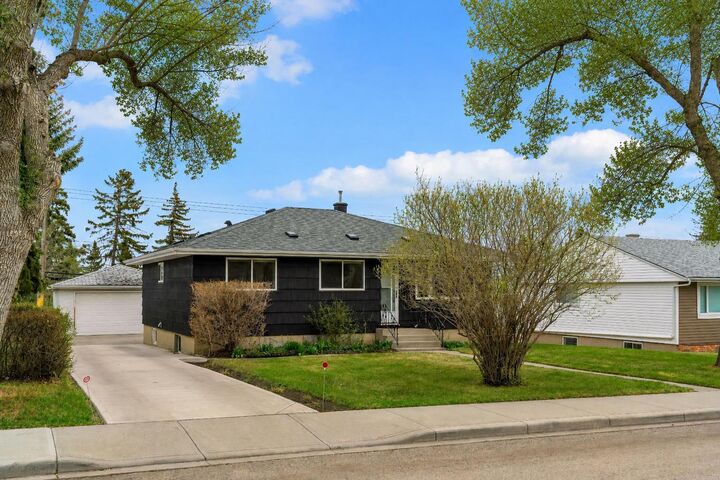 Property Photo:  254 Hendon Drive NW  AB T2K 1Z5 