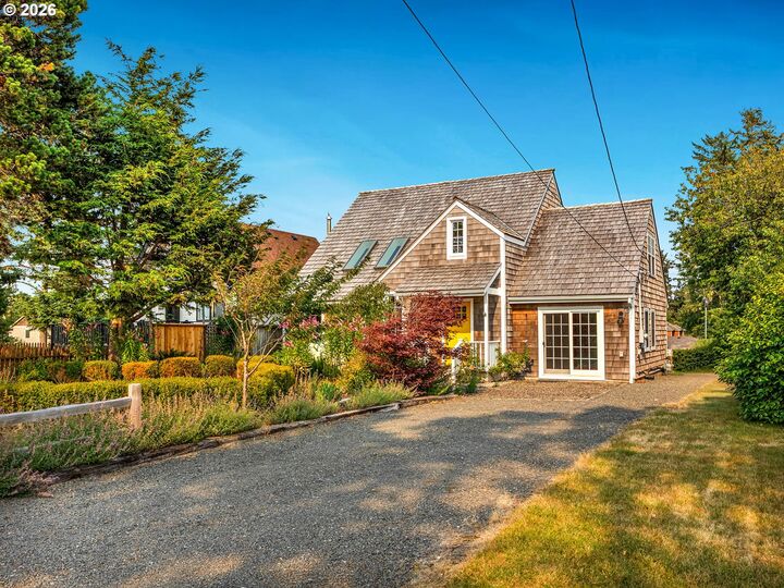 Property Photo: 967 N Cottage Ave OR 97138