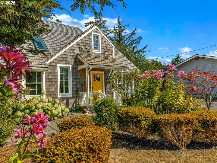 Property Photo:  967 N Cottage Ave  OR 97138 