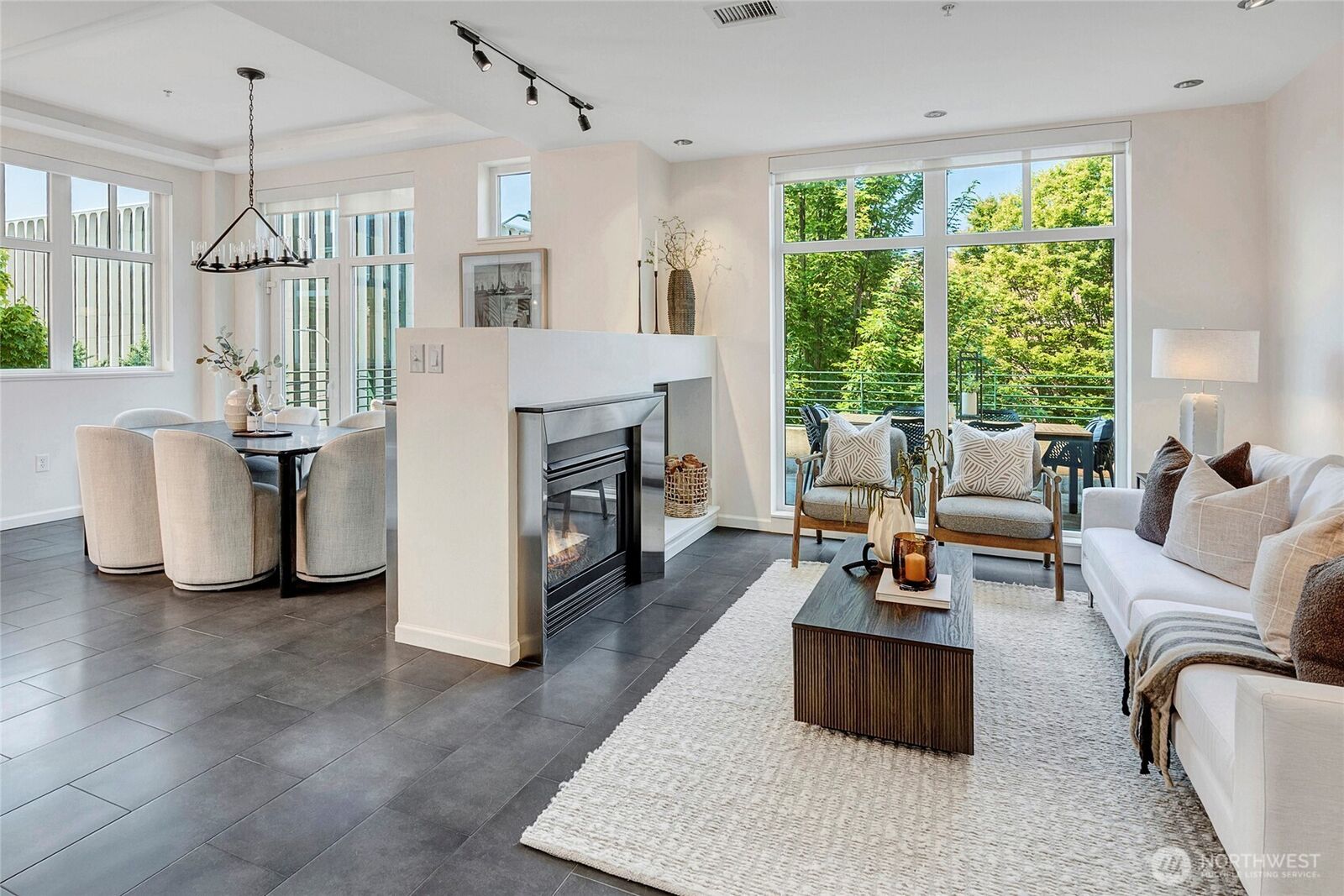 Property Photo:  17 W Mercer Street Th7  WA 98119 