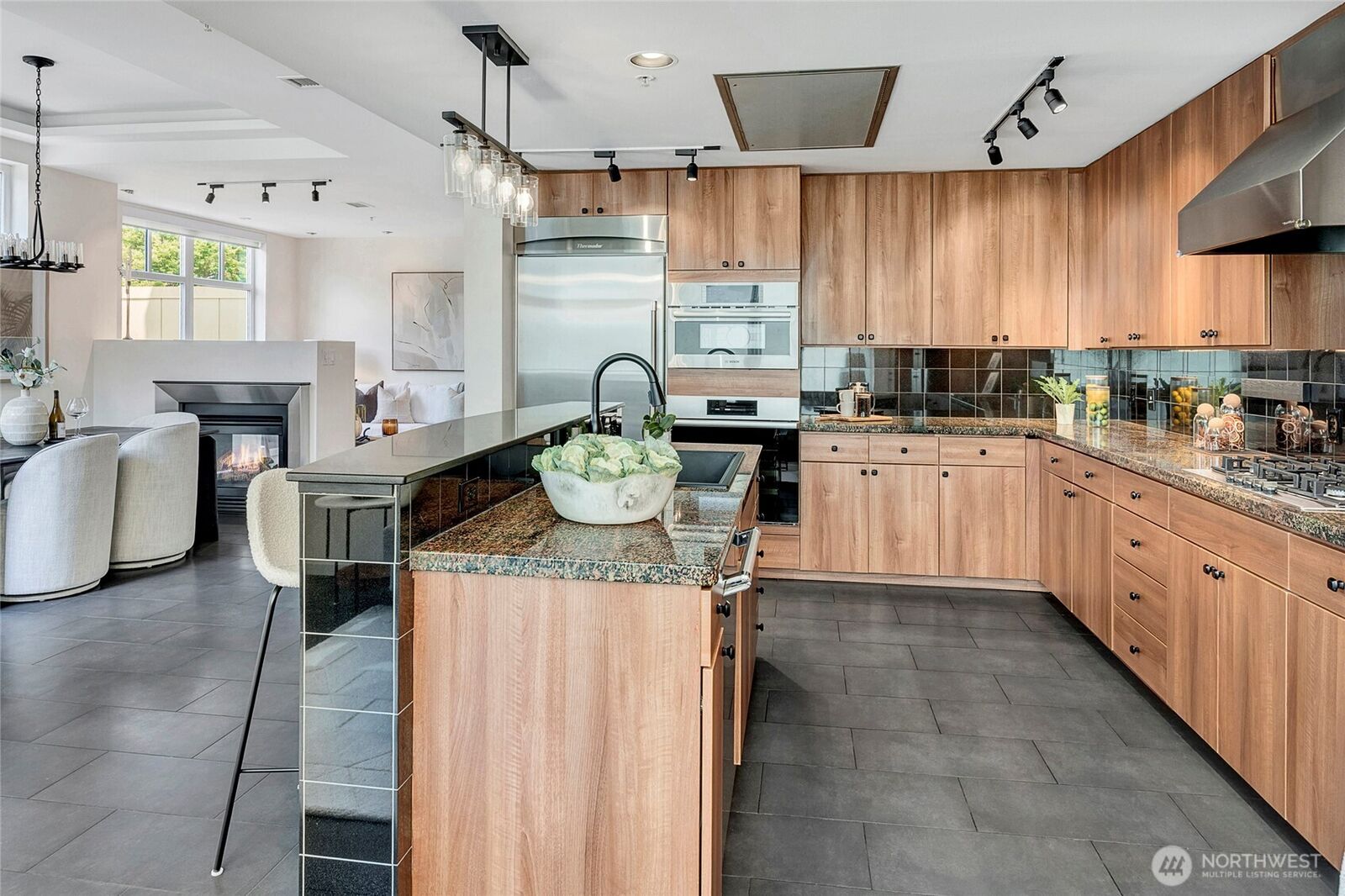 Property Photo: 17 W Mercer Street Th7 WA 98119