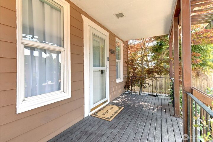 Property Photo:  2327  Harrison Avenue  WA 98201 