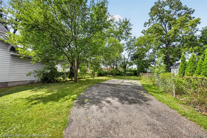 Property Photo: 43 Dwight Ave Avenue MI 48341