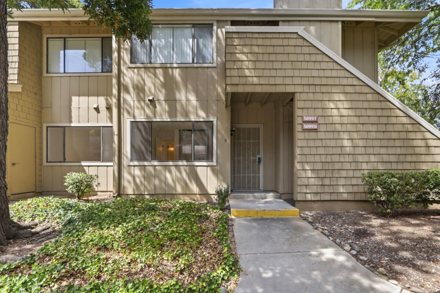 Property Photo:  5699 Makati Circle B  CA 95123 