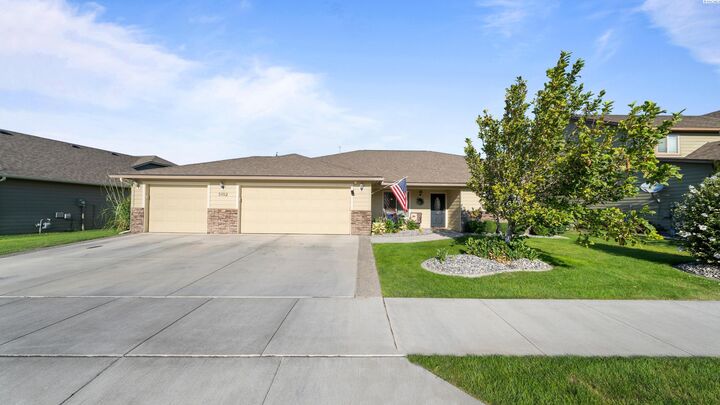 Property Photo: 3102 S Dawes St WA 99338