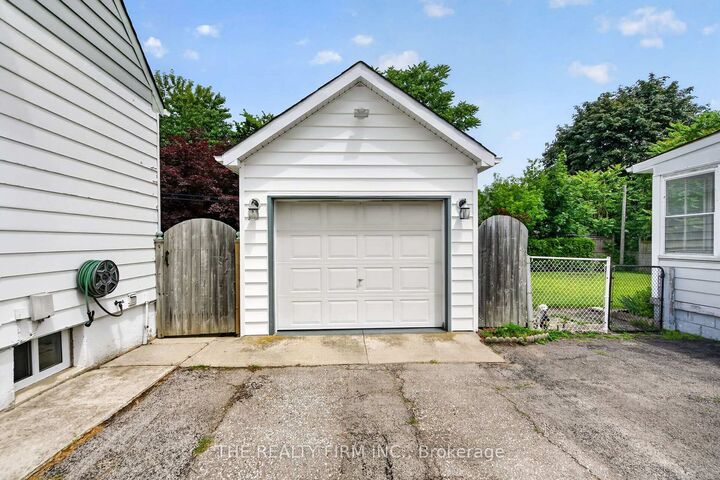 Property Photo:  38 Elliott Street  ON N5Y 2E4 