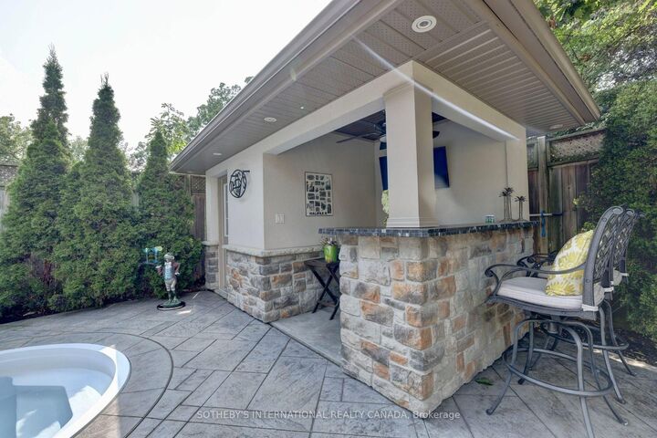 Property Photo: 32 Oakwood Avenue S ON L5G 3L3