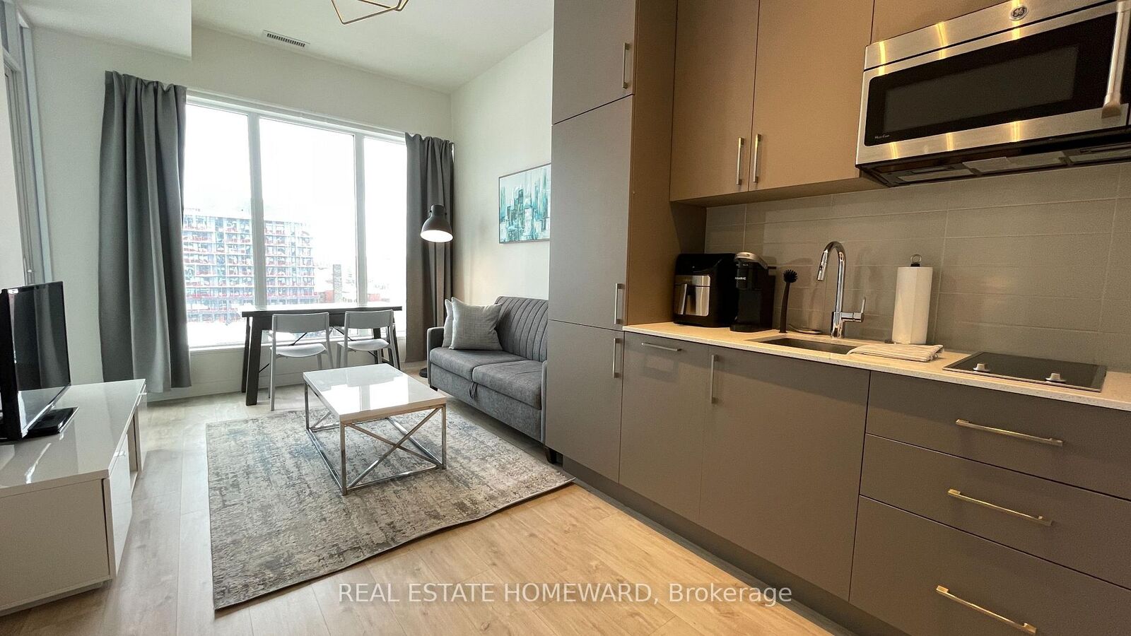 Property Photo: 27 Bathurst Street 813W ON M5V 0R1