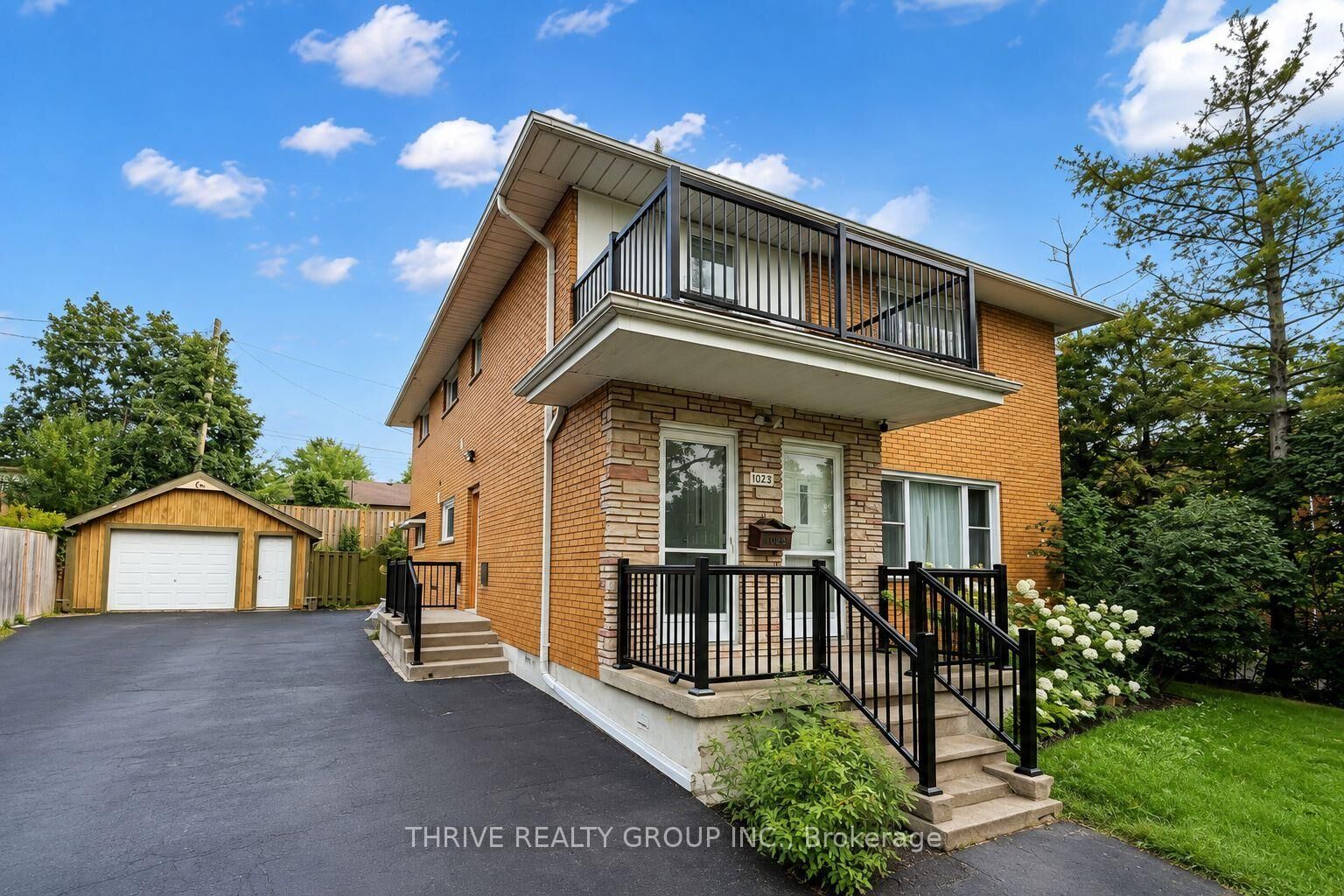 Property Photo:  1023 Eagle Drive Main  ON N5Z 3H4 