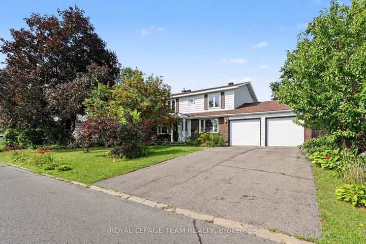 Property Photo: 638 Laverendrye Drive ON K1J 7C4