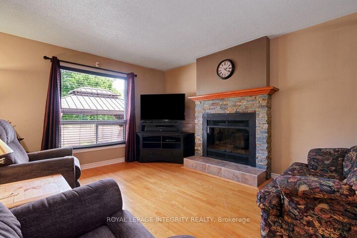 Property Photo: 390 Oaklawn Crescent ON K4A 3J3