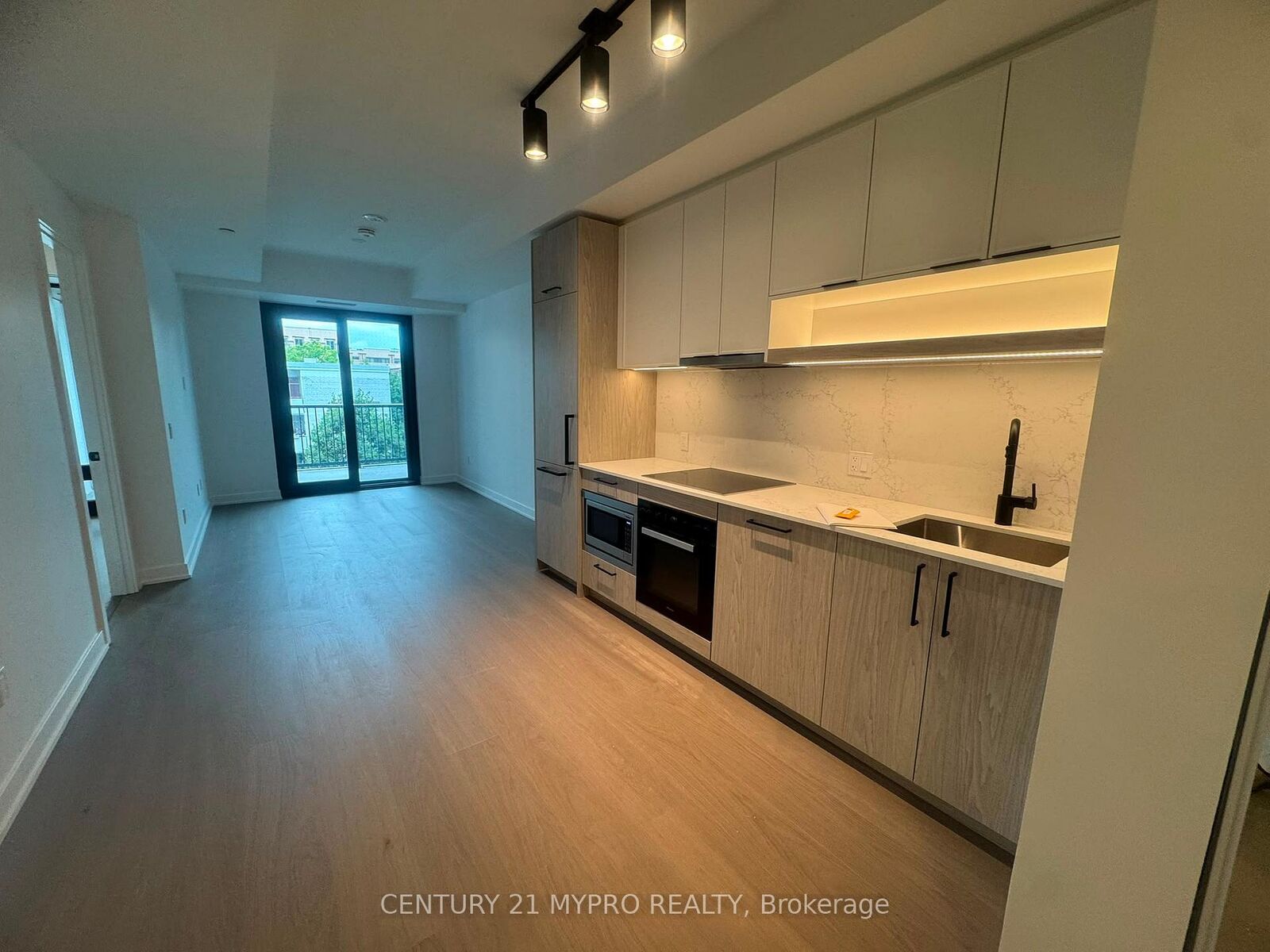 Property Photo: 91 Montclair Avenue 716 ON M5P 0B1