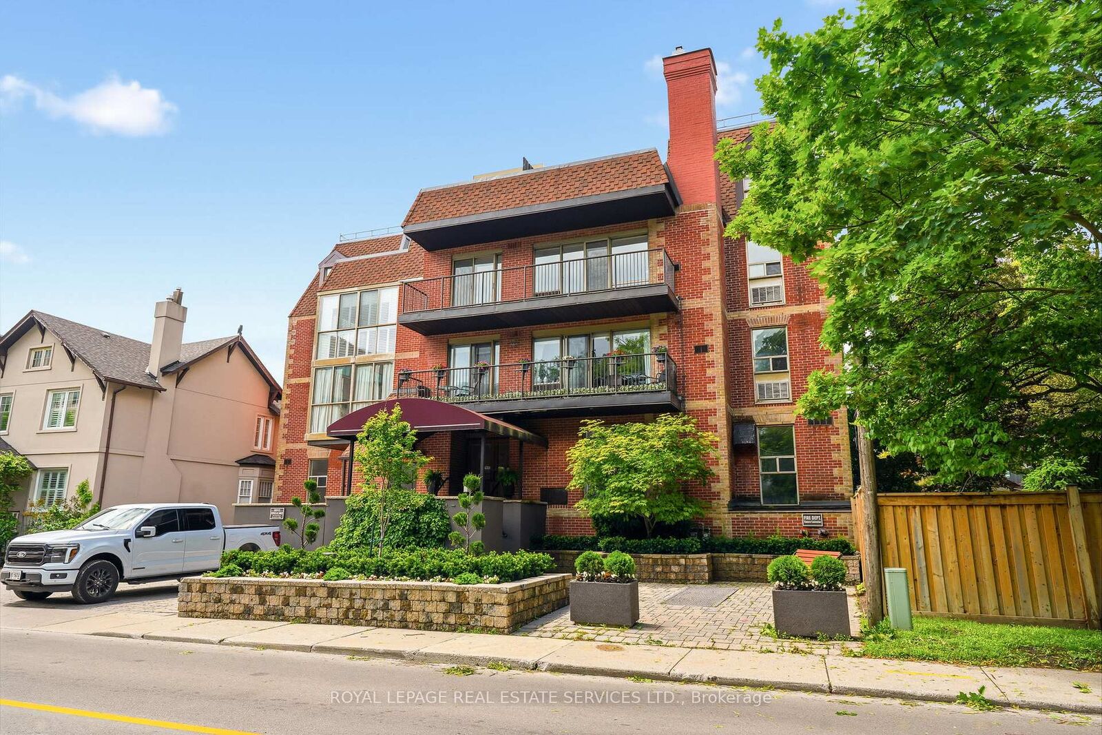 Property Photo: 162 Reynolds Street 301 ON L6J 3K9