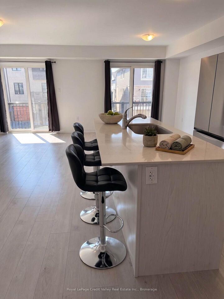 Property Photo:  14 Wagon Lane E 5  ON L9J 0V1 