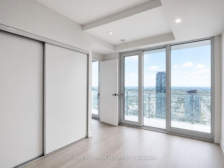 Property Photo:  3900 Confederation Parkway 3504  ON L5B 0M3 