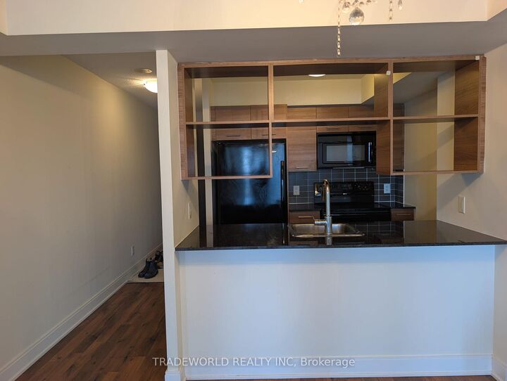 Property Photo: 135 Village Green Square 1622 ON M1S 0G4