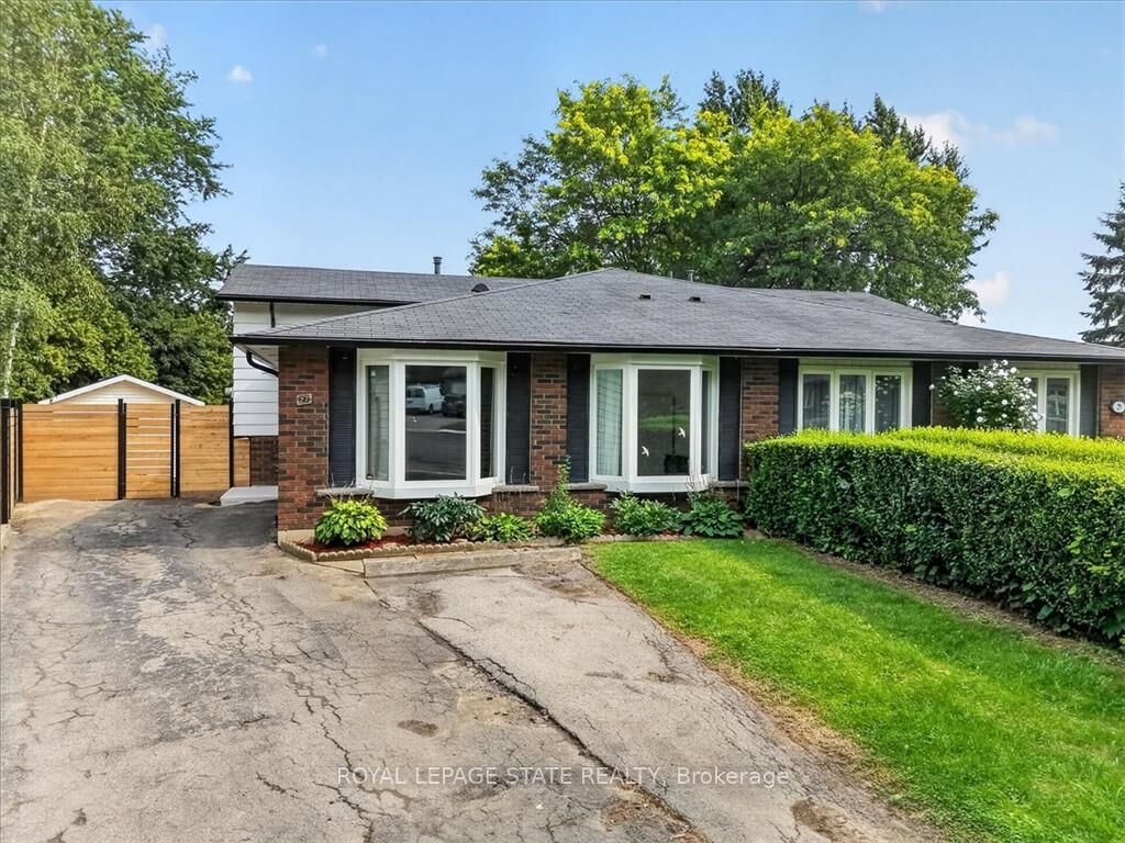Property Photo:  27 Gretna Court  ON L9C 4V1 