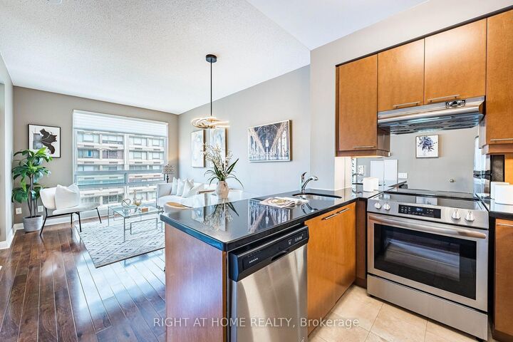 Property Photo: 1121 Bay Street 1106 ON M5S 3L9