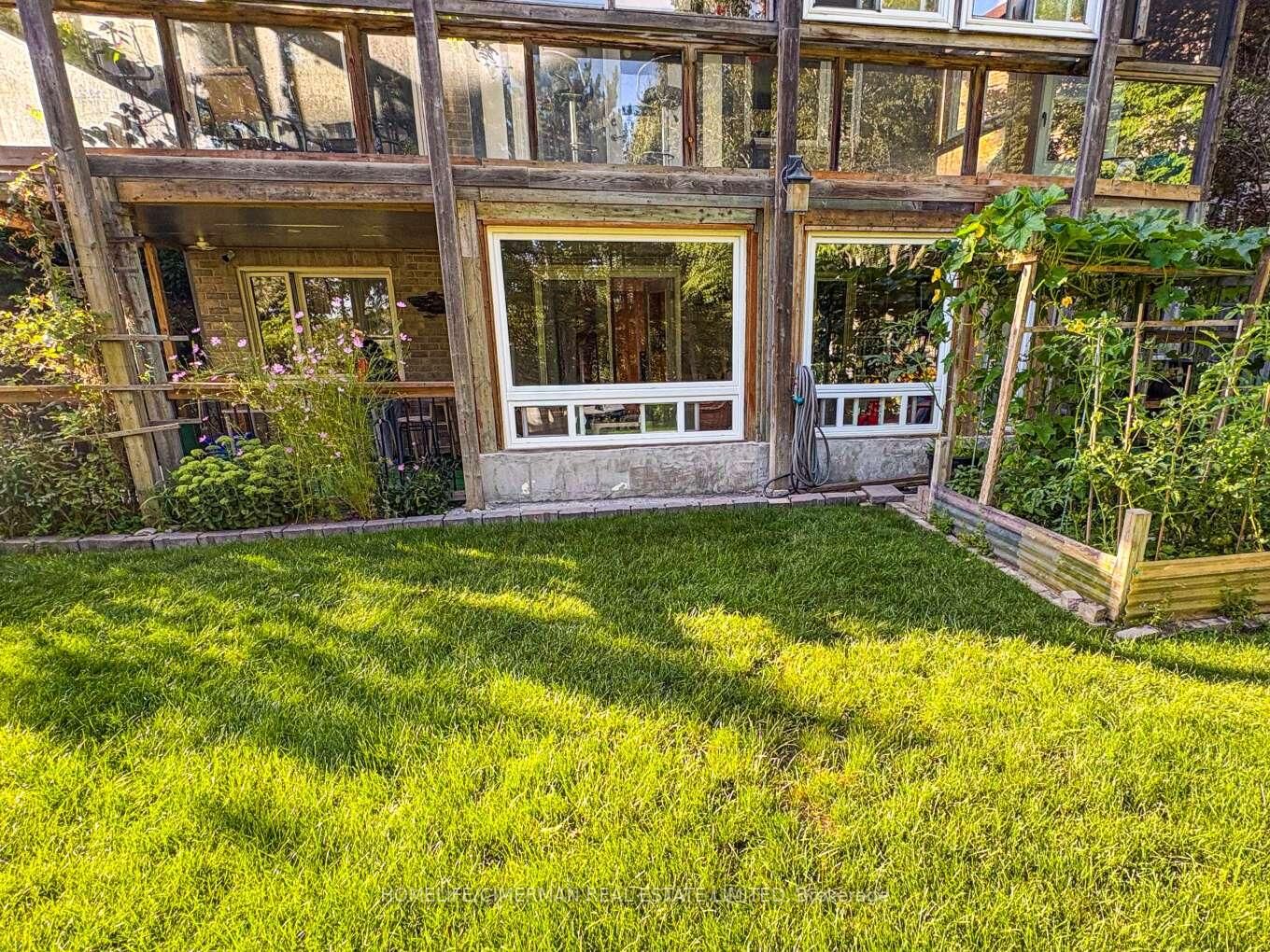 Property Photo: 17 Breda Court ON L4C 6E1