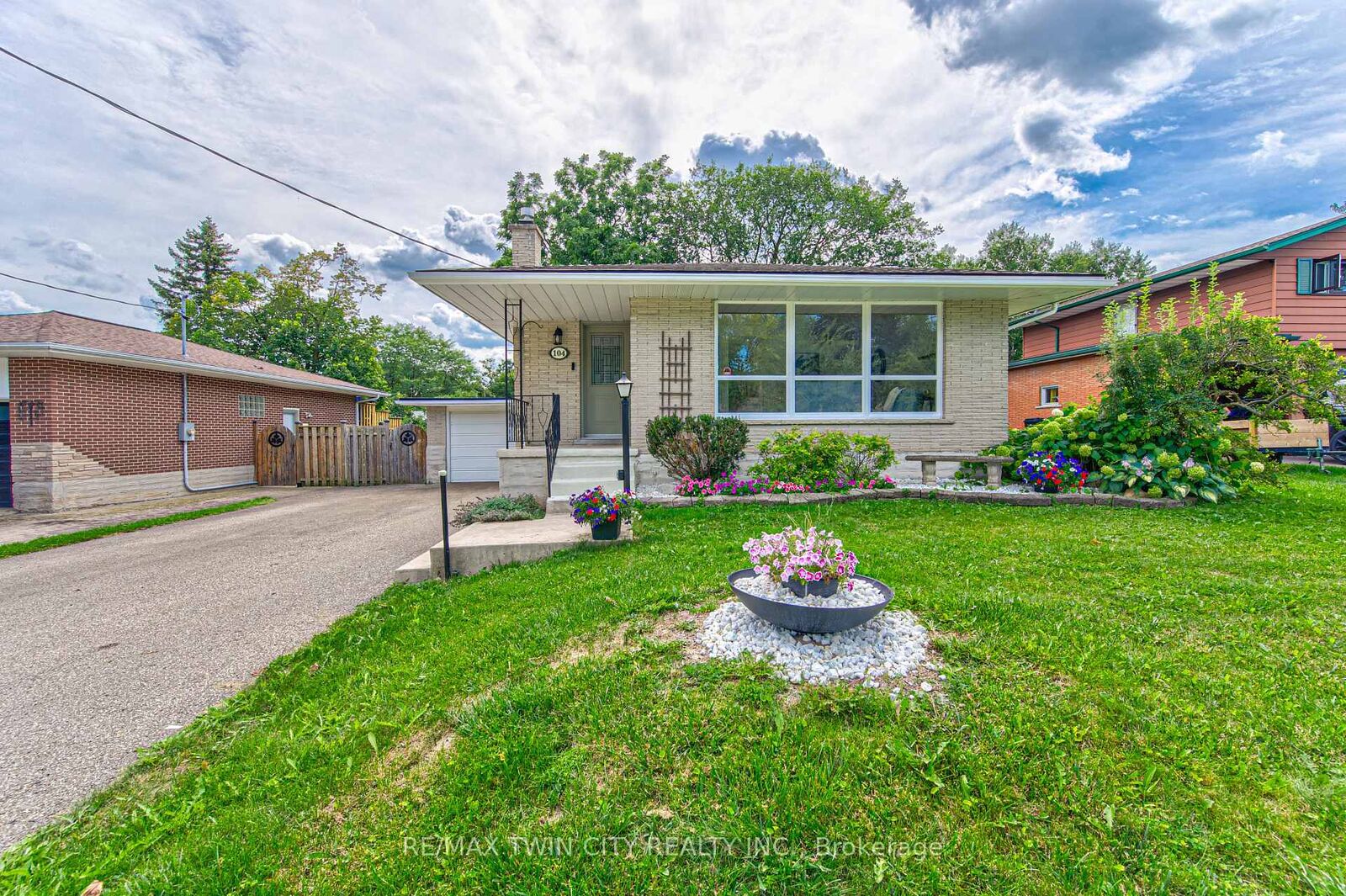 Property Photo: 104 Springbank Crescent ON N2M 4P7