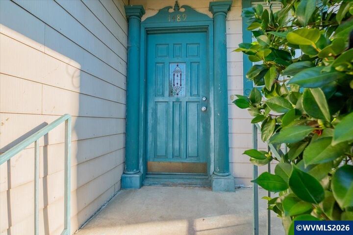 Property Photo:  1489 Court St NE  OR 97301 