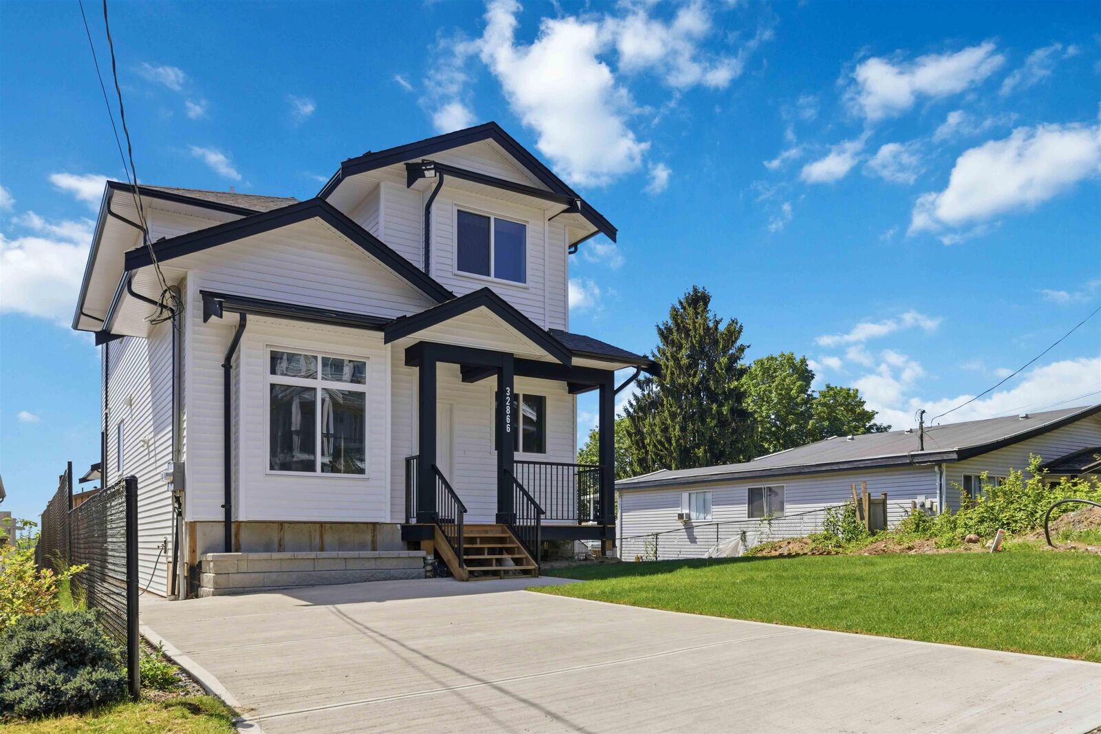Property Photo: 32866 3rd Avenue BC V2V 1T9