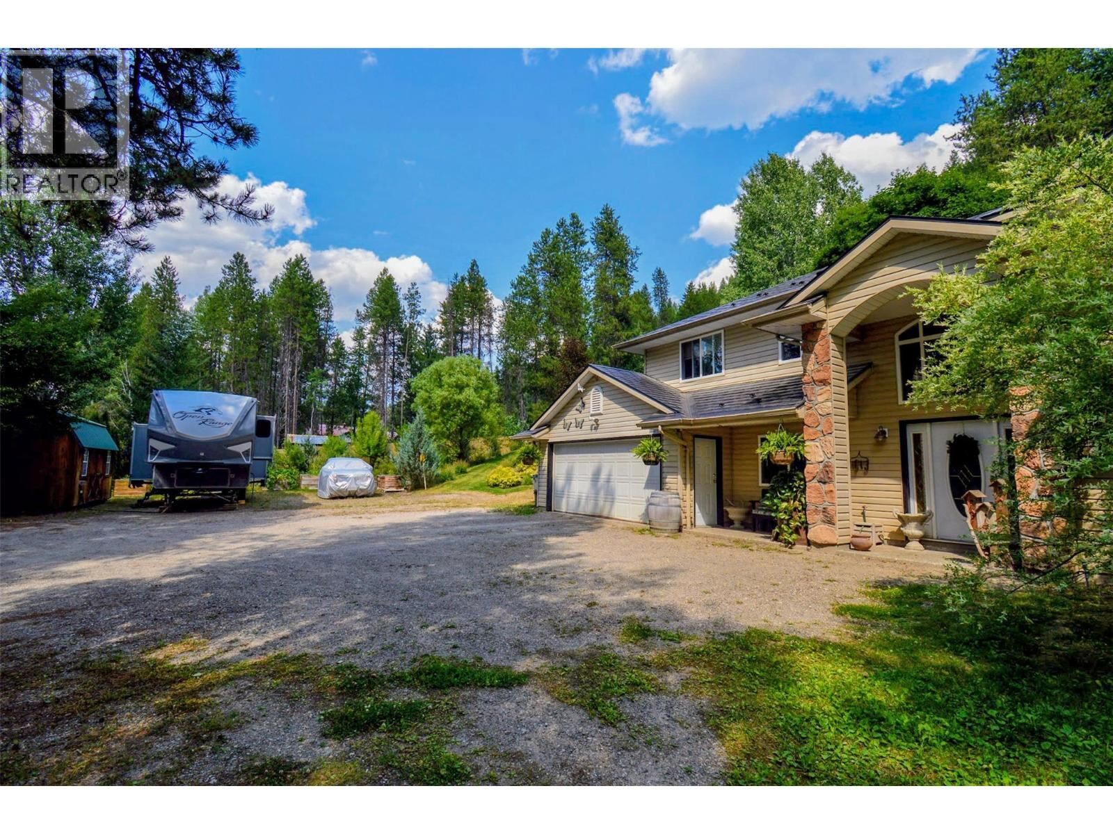 Property Photo: 610 Strathmore Avenue BC V0H 1J0