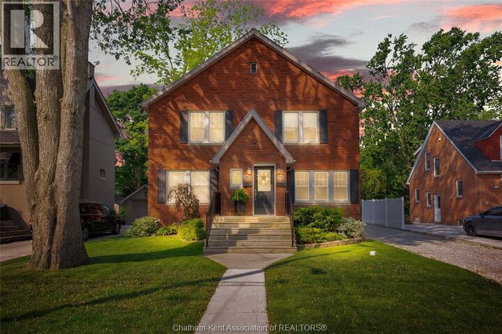 Photo de la propriété:  210-212 Elizabeth Street  ON N7L 2Y7 