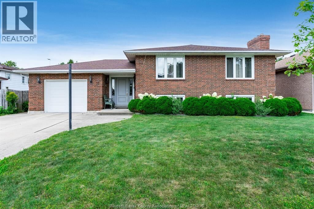 Property Photo:  37 Elizabeth Crescent  ON N8H 4Y4 